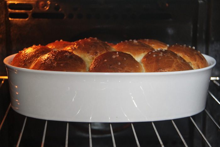 Каштановые булочки с брусникой