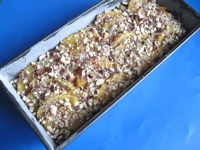 Цитрусовый кекс в шапочке из персиков и фундука