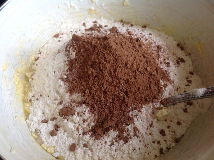 Шоколадное печенье с орешком