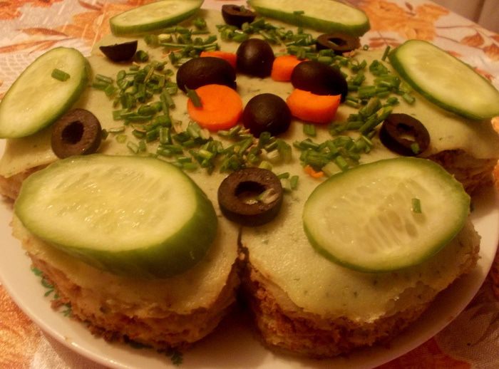 Блинный тортик с печенью и шпинатом