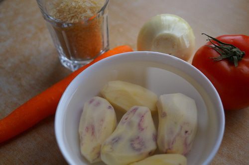 Острый суп с рисом и зеленым горошком 