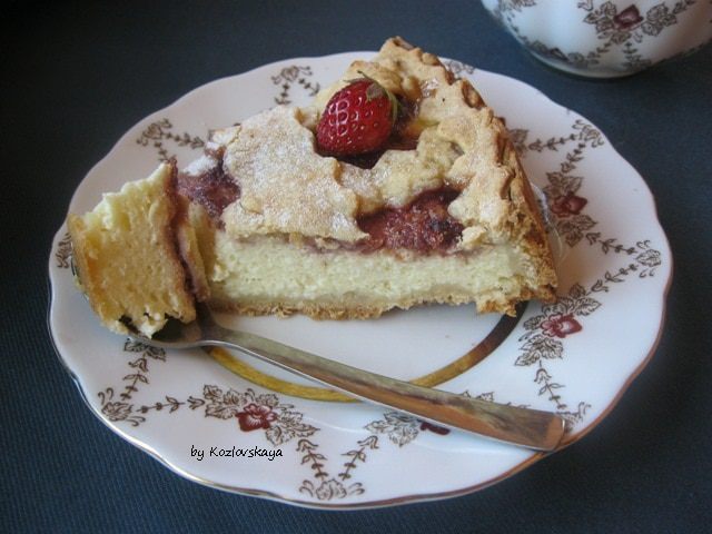 Песочный пирог с творогом и клубничным джемом