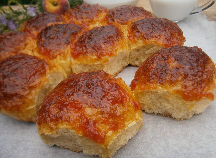 Булочки на фруктовом соке с персиковой глазурью