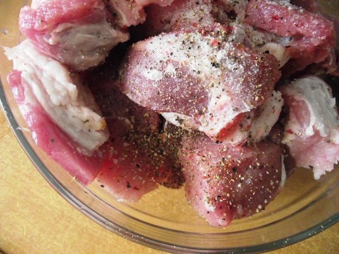 Люля-Кебаб с маринованным луком и соусом