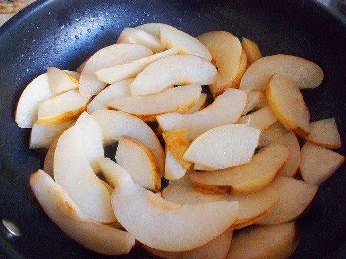 Каша пшенная с грушами и изюмом