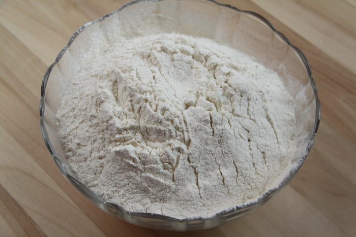 Каштановые булочки с брусникой