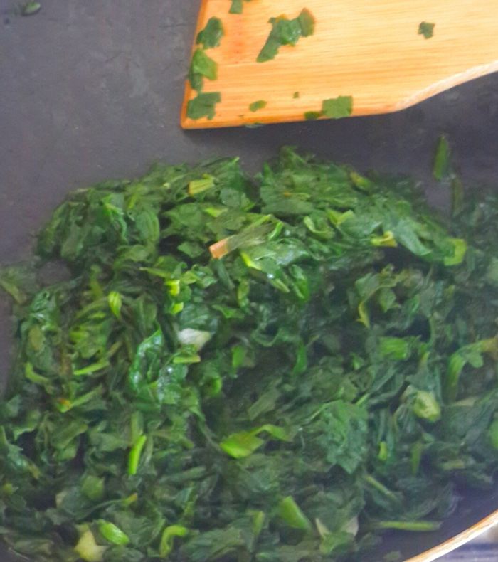 Салат с сыром и зеленым соусом