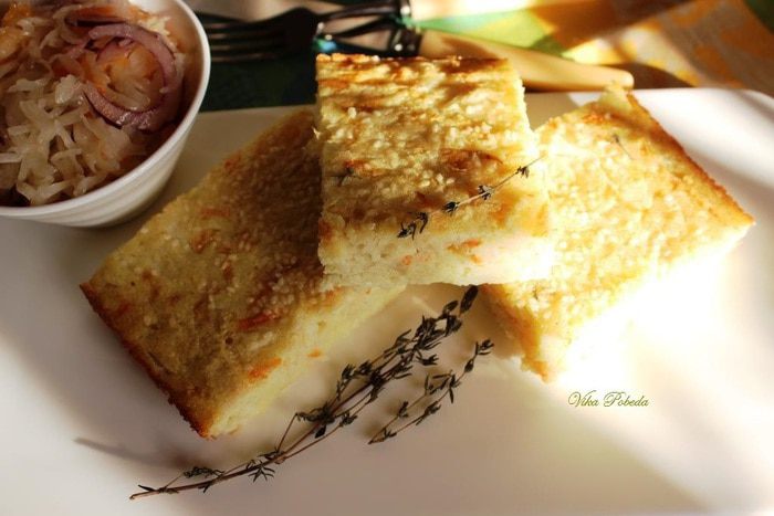 Манный пирог с квашеной капустой