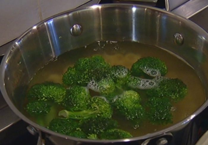 Салат из макарон с брокколи, фетой и беконом 