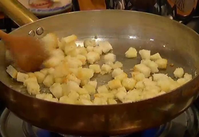 Зеленый салат с жареными грибами и кедровыми орешками