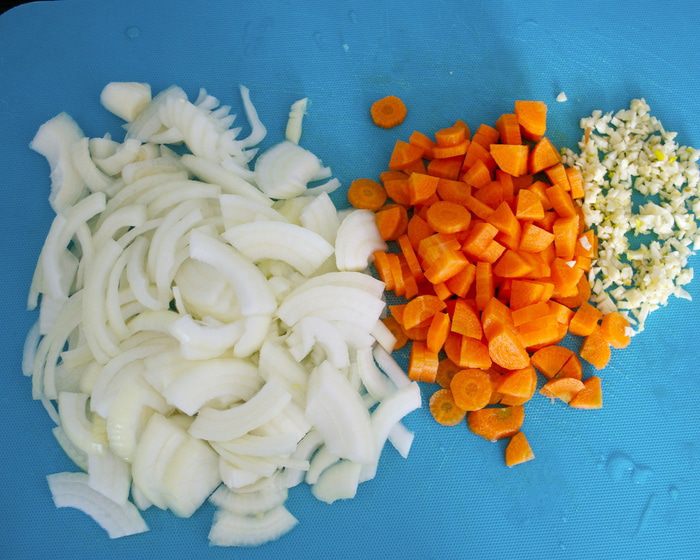 Томленые говяжьи ребрышки с томатно-овощным соусом