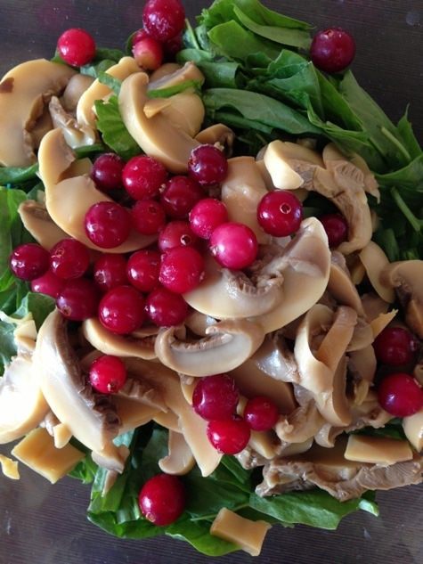 Салат со щавелем, виноградом и шампиньонами