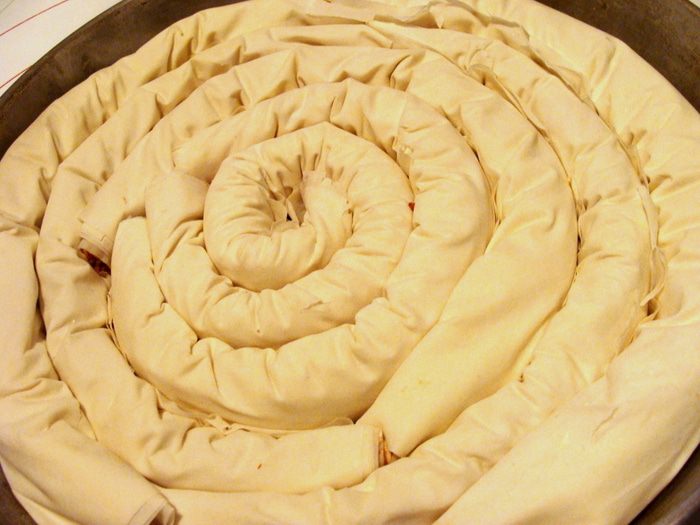 Заливной пирог-улитка с мясом и сыром