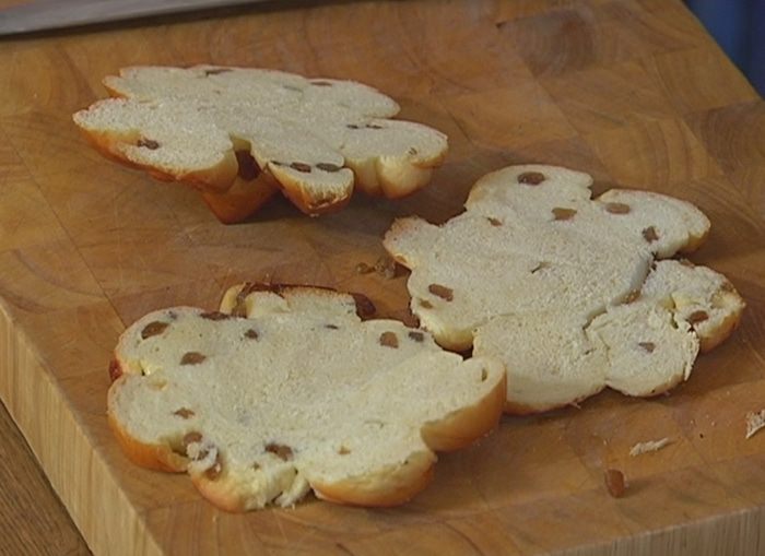 Карамелизированные сливы с йогуртом на бриоши 