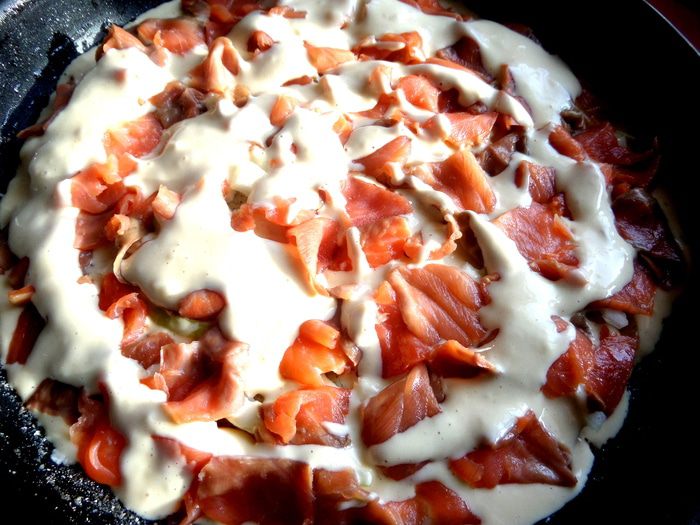 Золотистый заливной пирог с рыбой