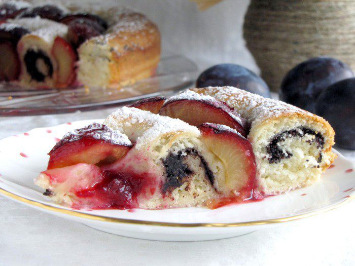 Улитка с маком и сливами