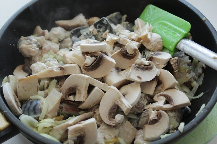 Пирог со скумбрией и грибами