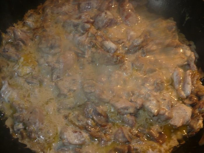 Индейка с грибами в сметане