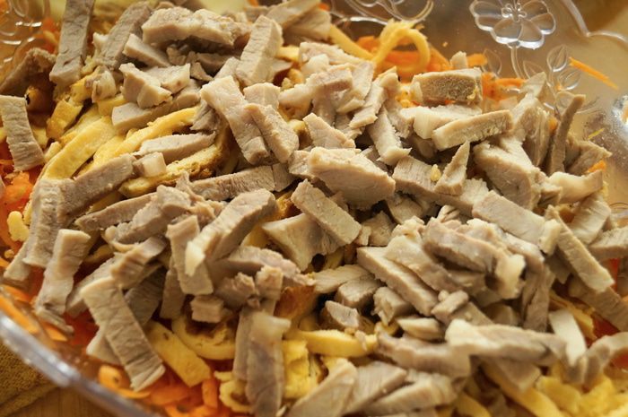 Легкий салат с морковкой и мясом