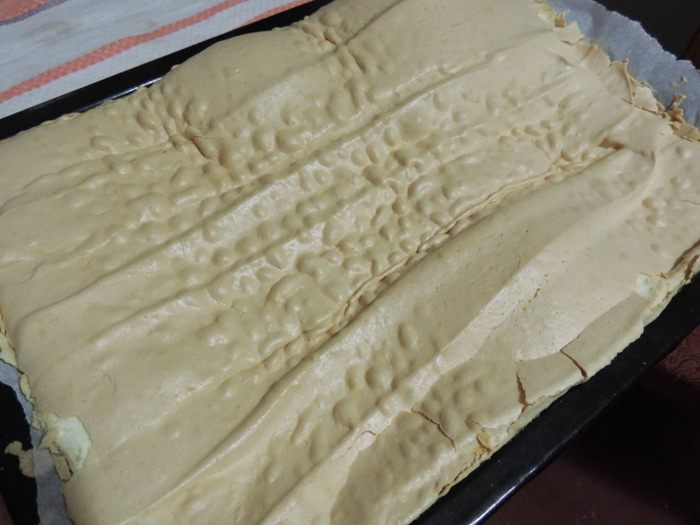 Меренговый рулет с вишневым курдом