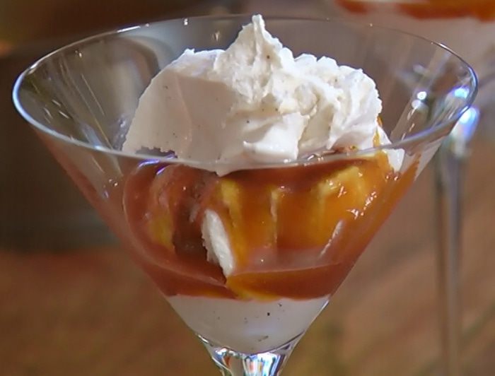 Ванильное мороженое с карамельным соусом и миндальной нугой