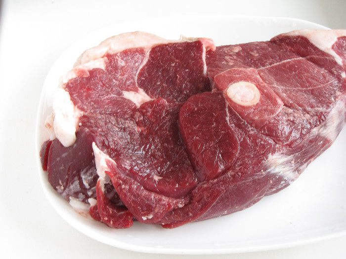 Открытый пирог с бараниной, грибами и помидорами