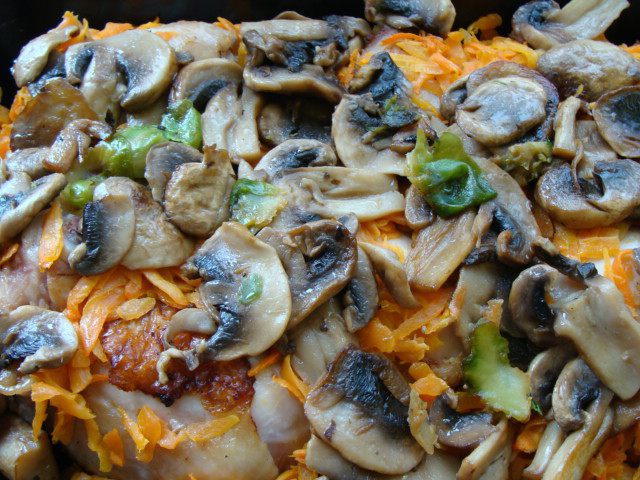 Куриные бедра в овощной шубке