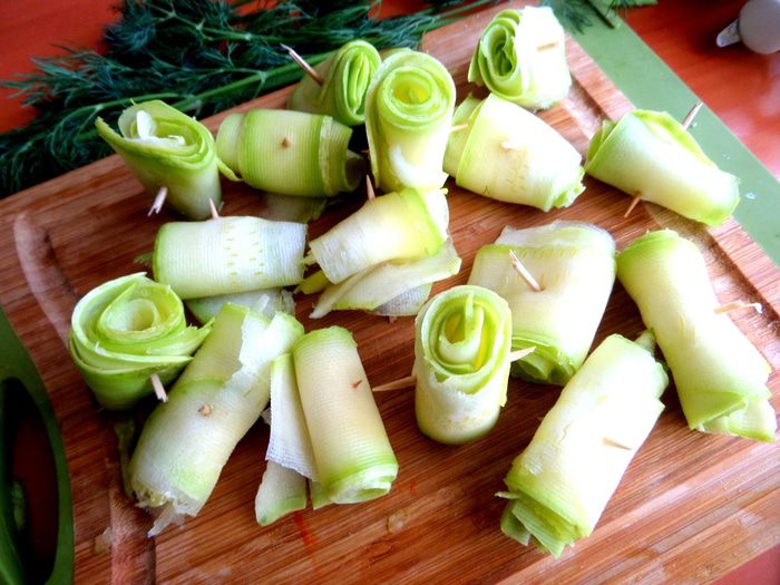 Маринованные роллы из молодых кабачков