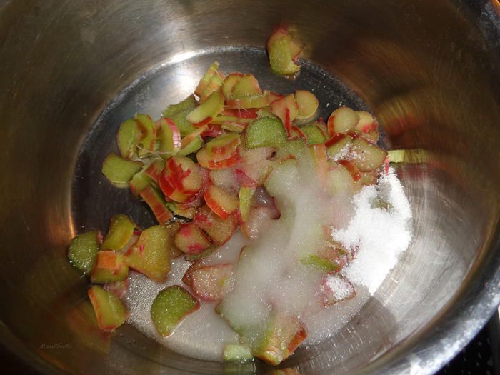 Сахарное печенье с курдом из ревеня, глазированное помадкой