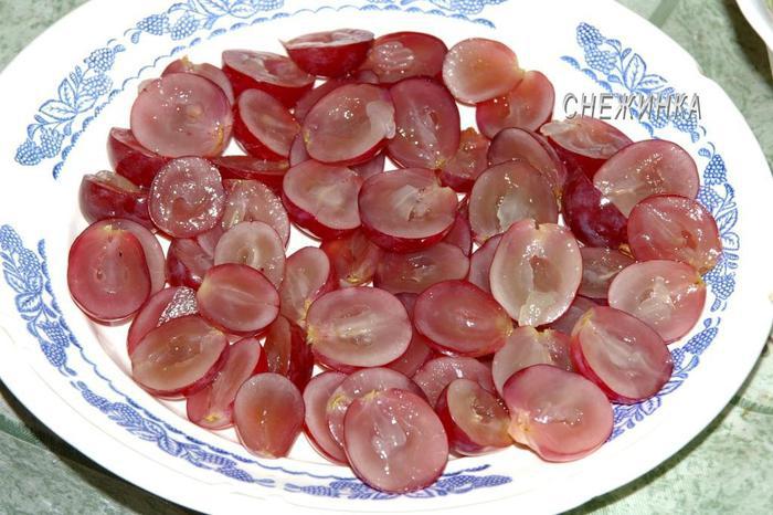 Салат с куриными сердечками и виноградом