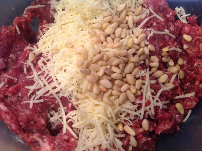 Спагетти с тефтельками с кедровыми орешками