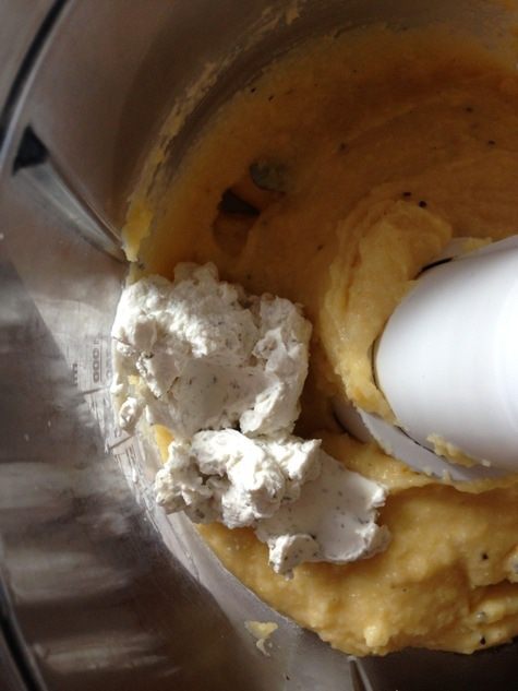 Закуска из поленты с козьим сыром и ароматными травами