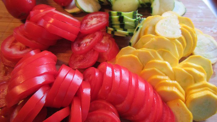 Киш с цукини и помидорами