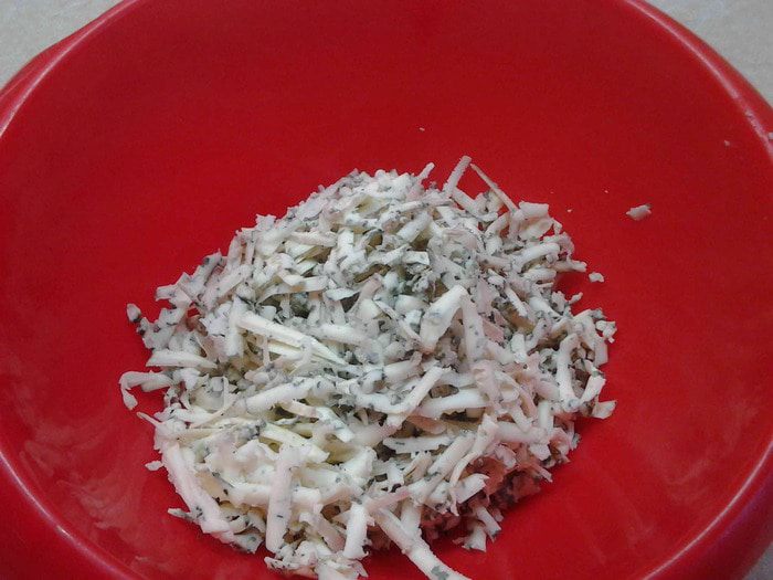 Овощной салат с курицей и соусом блю чиз