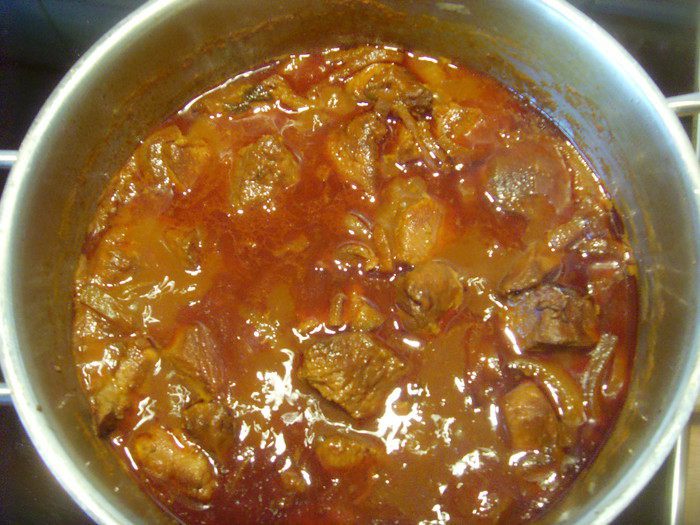 Гуляш с квашеной капустой