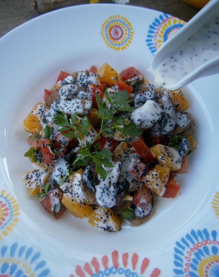 Салат с апельсином, грибами, помидором и маковым соусом