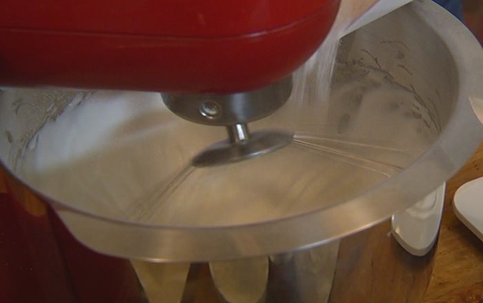 Торт «Павлова» с малиной и персиками