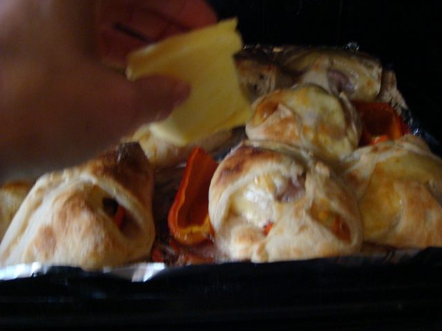 Курочка в слоеном тесте с картофельными розами