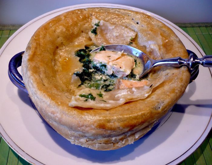 Похлебка с семгой и шпинатом под домашним слоеным тестом &amp;quot;Очарована, околдована&amp;quot;
