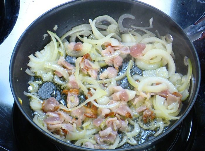 Паста с беконом, шпинатом и помидорами 