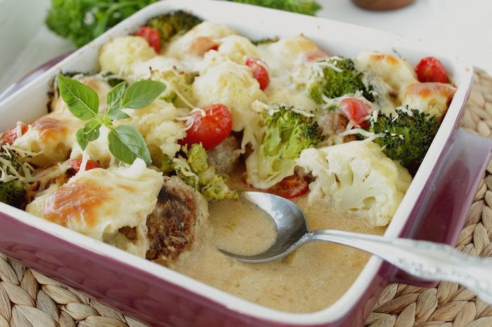 Запеканка с тефтелями, брокколи и цветной капустой