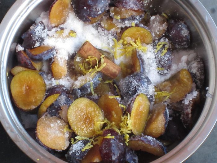 Сливовый конфитюр с корицей и лимоном