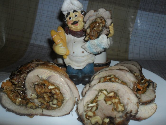 Рулет свиной с орехами и шпинатом