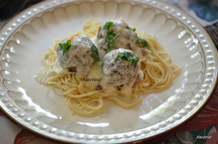 Мясные шарики с белым соусом из хрена