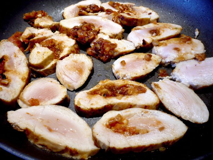 Финиковые куриные грудки с томатами и сельдереем