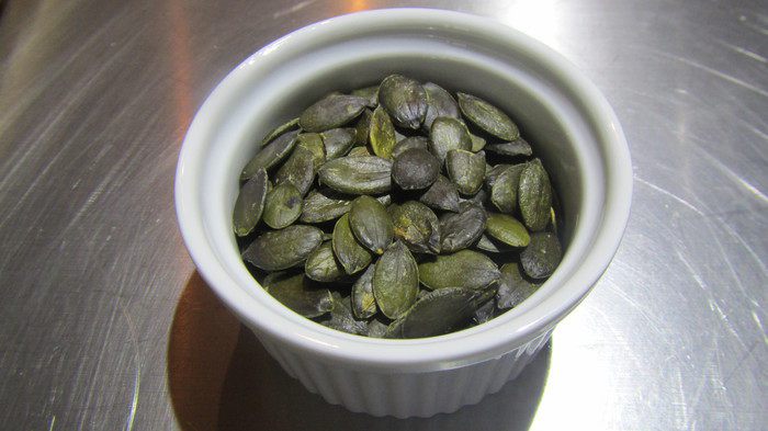 Картофельный салат с курицей, беконом и редисом