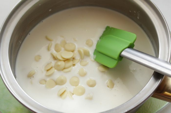 Тарт с белым шоколадом и брусникой