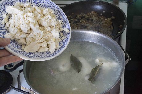 Сырный суп с рисом и куриными кнелями