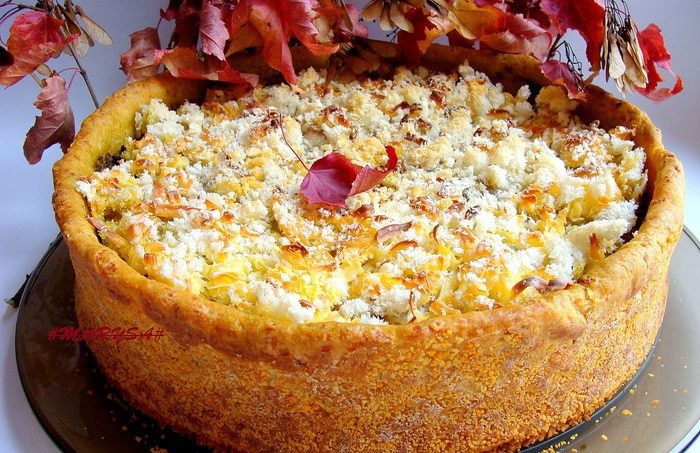 Пирог с курицей, песто, вялеными помидорами и моцареллой