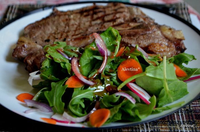 Салат с листовой капустой и овощами